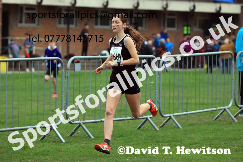 Girls Under-15s relay, 2025 Northern Cross Country Relays, Graves Park, Sheffield. Photo: David T. Hewitson/Sports for All Pics